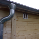 Okapový systém a ventilační mřížka pro zahradní přístřešek