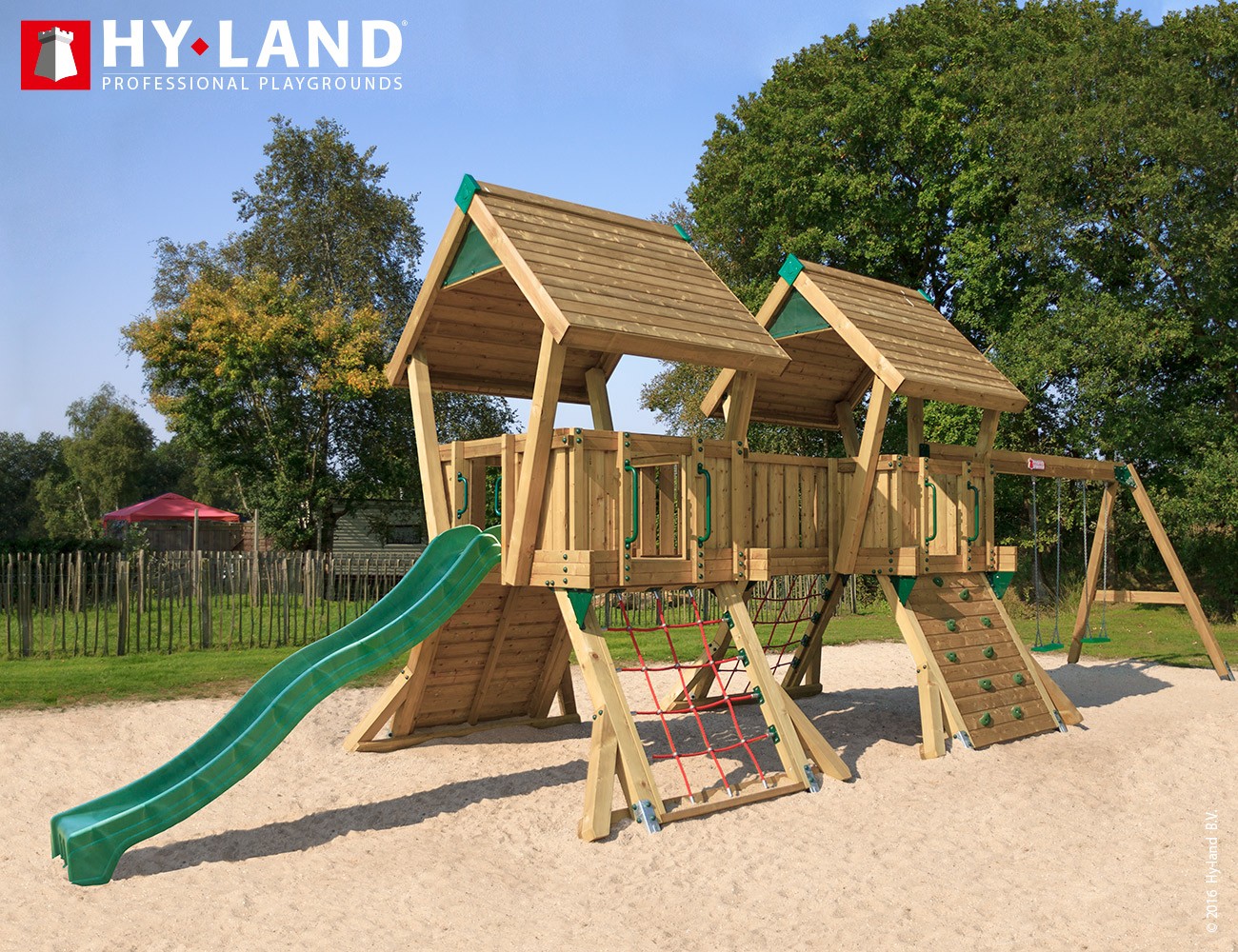 Hyland Q4s se skluzavkou a houpačkami