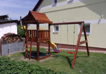 Montážní prvky a doplňky na dětská hřiště