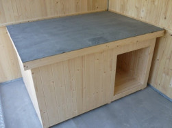 Zateplená psí bouda s vnitřní přepážkou