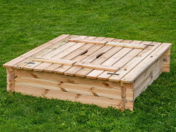 P&iacute;skovi&scaron;tě chr&aacute;něn&eacute; dřevěn&yacute;m poklopem
