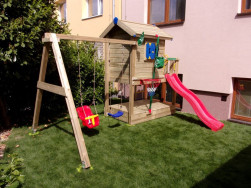 Dopadov&aacute; plocha dětsk&eacute;ho hři&scaron;tě na zahradě - tr&aacute;va