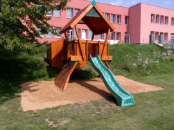 Dopadov&aacute; plocha dětsk&eacute;ho hři&scaron;tě ve &scaron;kolce - p&iacute;sek