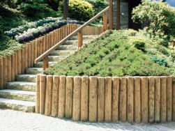 Vy&scaron;&scaron;&iacute; dřevěn&eacute; palis&aacute;dy na olemov&aacute;n&iacute; zahradn&iacute;ho schodi&scaron;tě