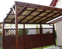 Pergola s rákosovou střechou
