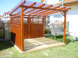 Zahradní pergola s dělícími stěnami s mříží