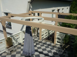 Zahradní pergola s dřevěnou konstrukcí