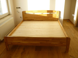 dřevěná postel vyrobená na zakázku