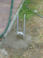 Podlahový úchyt v betonové patce