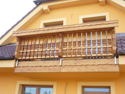 Balkonové zábradlí z bavorských sloupků