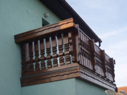 balkon s bavorskými sloupky