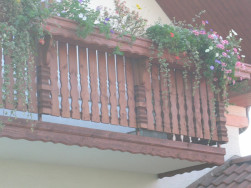 Balkon se zábradlím z klasických balkonových prken