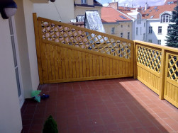 Dřevěné zábradlí na balkon z dělících stěn