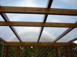 Zahradní pergola s polykarbonátovou střechou