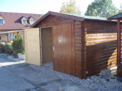 drevena-zastresena-garaz-dvoukridle-dvere
