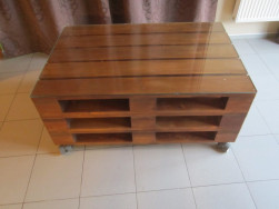 Dřevěný stůl napodobující vzhled europalet