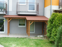 pergola-u-zdi-domu-s-sindelovou-strechou