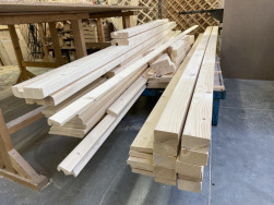 Balkonové sloupky vyrábíme z hranolů smrkového dřeva.