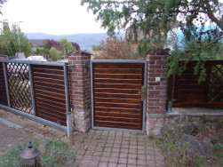 Na míru upravené plotové zástěny ve stejném stylu jako okolní plot.