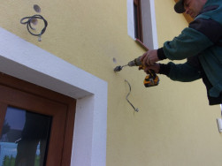 Nejprve se do zdi domu musí vyvrtat potřebný počet otvorů pro závitové tyče.