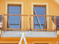 Na kovové úchyty je namontovaný kovový rám, který se obloží dřevem a na rám se namontují balkonová prkna.