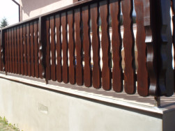Balkonové sloupky připevněné na kovové úchyty a doplněné o balkonová prkna našroubovaná na dřevěné madlo.