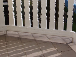 Balkonové zábradlí kotvené do podlahy balkonu