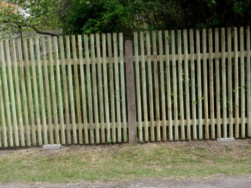 Plaňkový plot kotvený na původní betonový sloupek