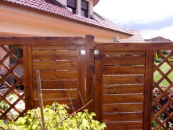 Dřevěný plotový sloupek s obloukovým zakončením