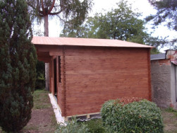 Při montáži střechy je nejprve třeba udělat střešní záklop z povrchově ošetřeného dřeva