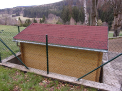 Na krytí střechy používáme kanadský šindel ve tvaru obdélník nebo bobrovka v několika barvách