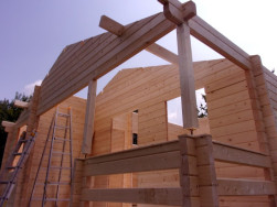 Při stavbě střechy nejprve položíme hranoly ze smrkového dřeva jako střešní krov