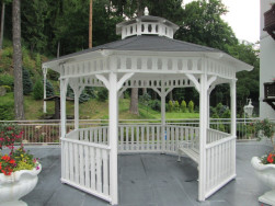 Bílá pergola postavená na terase lázeňského hotelu pro odpočinek lázeňských hostů.