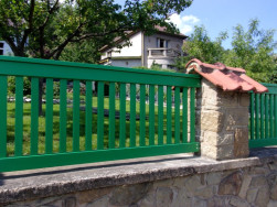 Na plaňkový plot anglického stylu byl použit nátěr zelenou barvou, protože taková zelená barva byla použita i na nátěr branky a vjezdových vrat.