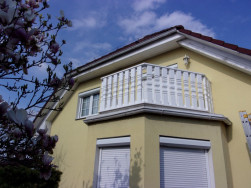 Pro nátěr balkonového zábradlí bavorského typu byla použita bílá barva, aby zábradlí ladilo s okny i podhledem domu.