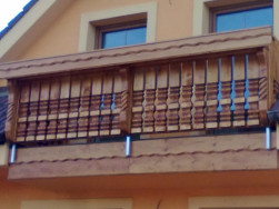 Kotvení balkonového zábradlí z boku balkonu