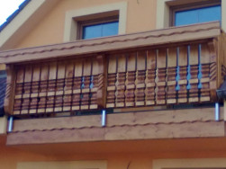 Kotvení balkonového zábradlí z boku balkonu