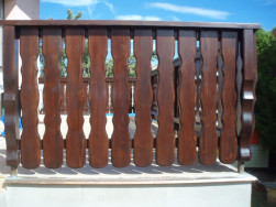 Balkonové zábradlí vyrobené z balkonových prken s ozdobným frézováním