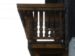 Balkonové zábradlí vyrobené z ozdobných balkonových sloupků