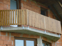 Balkonové zábradlí vyrobené z plotových planěk