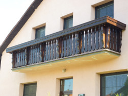 Balkony vyrobené z balkonových prken s ozdobným frézováním