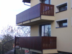 Balkonové zábradlí instalované na různě vysokých balkonech