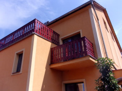 Balkonové zábradlí instalované na různě vysokých balkonech