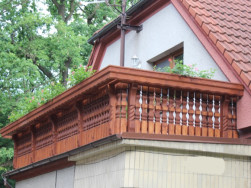 Dřevěné balkonové zábradlí jde dobře ladit s rámy oken nebo podbitím podhledů.