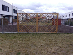 Vysoké dřevěné mříže jsou vhodné jako opora pro pnoucí rostliny.