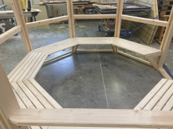 Dřevěná lavička uvnitř osmiboké pergoly