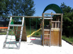 Dětská hřiště lze dovybavit přídavnými moduly - lezecí nebo šplhací stěna