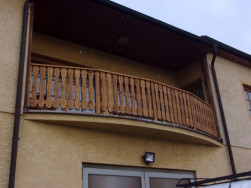 Balkonové zábradlí vyrobené z jednoduchých balkonových prken