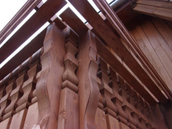 K balkonovému zábradlí alpského stylu byl připojen dřevěný truhlík  pro popínavé rostliny