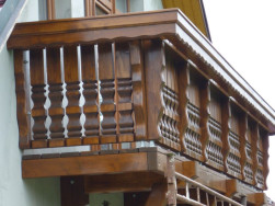 Balkonové zábradlí vyrobené z krásných bavorských sloupků